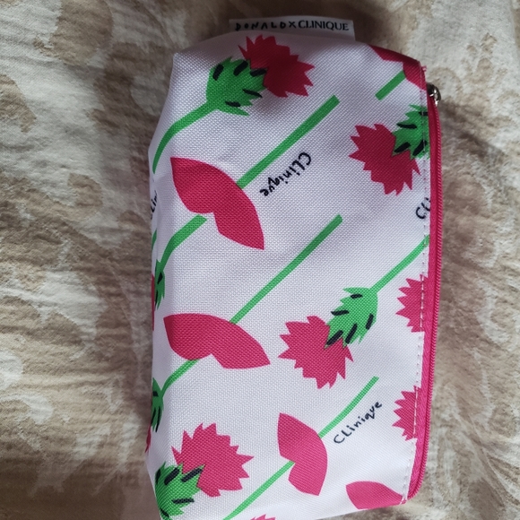 Lipstick, face mask, toiletry bag bundle💄💆‍♀️ - Picture 2 of 11